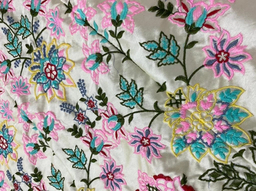 Bruids lehenga van Japanse satijn en zijde